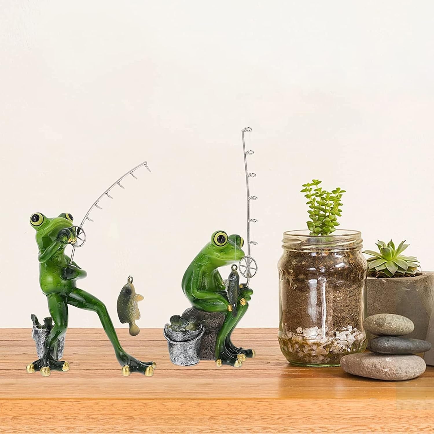 ® Funny Fishing Frogs Statues, 2Pcs Mascot Animals Ornaments Anglers Lovers Collectible Figurines Sculptures for Outdoor Lawn Yard Garden Home Office Desk Decoration