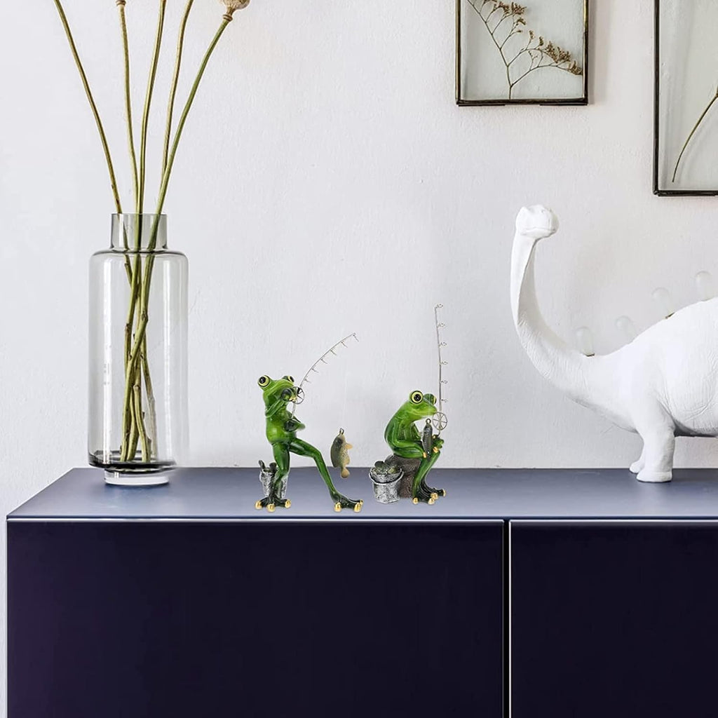® Funny Fishing Frogs Statues, 2Pcs Mascot Animals Ornaments Anglers Lovers Collectible Figurines Sculptures for Outdoor Lawn Yard Garden Home Office Desk Decoration